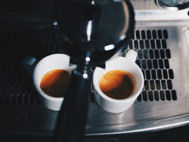 사진 커피 컵 과 에스프레소 메이커 의 높은 각도 뷰