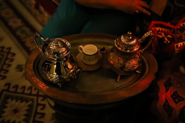 Фото Высокоугольный вид чашки с кофе на столе в кафе
