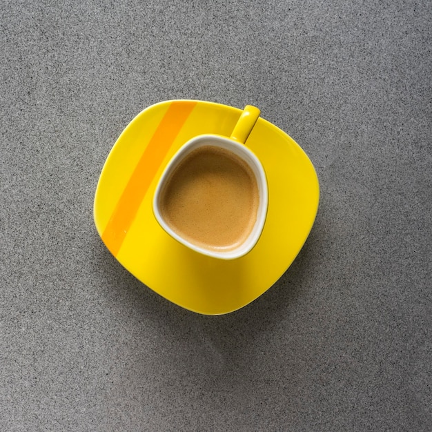 사진 테이블 위 에 있는 커피 컵 의 높은 각도 시각