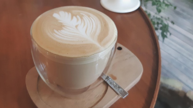 사진 테이블 위 에 있는 커피 컵 의 높은 각도 시각