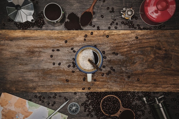 Фото Высокоугольный вид кофейных чашек на столе