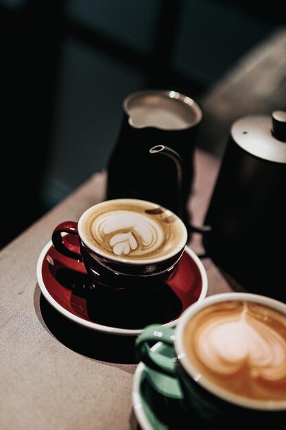Фото Высокоугольный вид кофе на столе