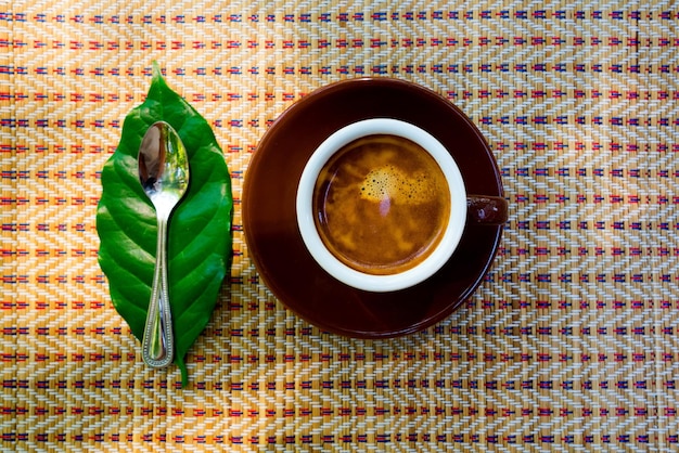 写真 テーブルの上のコーヒーの高角度のビュー