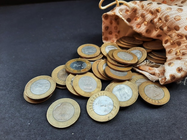 Фото Высокоугольный вид монет на столе