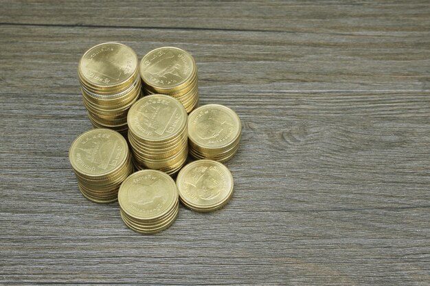 写真 テーブルの上の硬貨の高角度のビュー