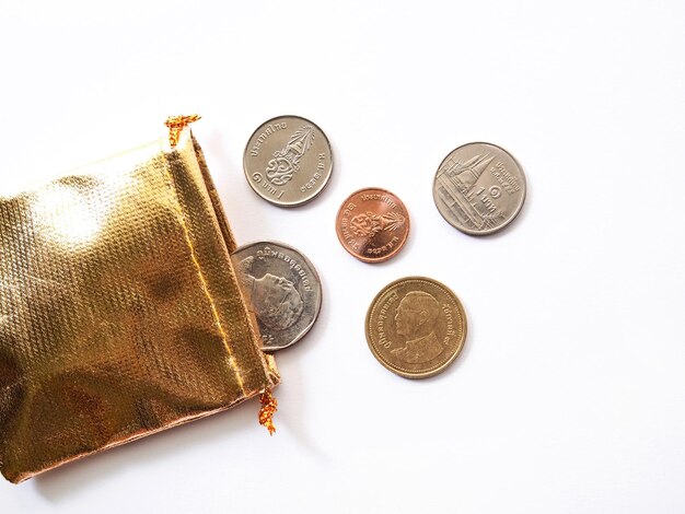 Фото Высокоугольный вид монет, выливающихся из мешка