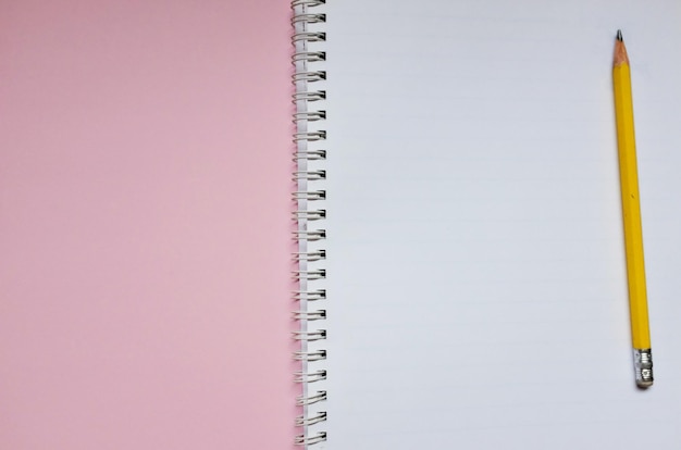 Фото Высокоугольный вид цветных карандашей на белом фоне