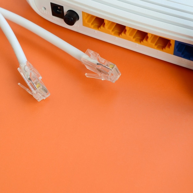 Фото Высокоугольный вид компьютерных кабелей и маршрутизатора на столе