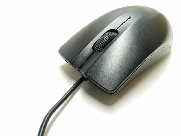 Фото Высокоугольный вид компьютерной мыши на белом фоне