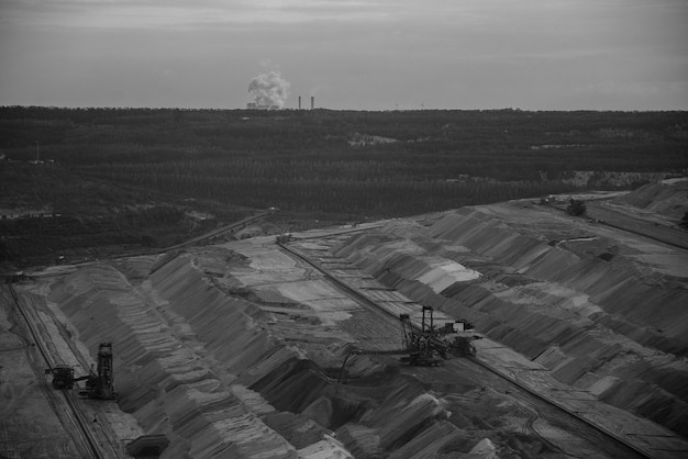 写真 空に向かって建設現場の高角度の景色