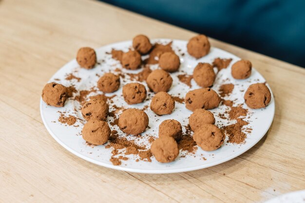 写真 テーブルの上の皿の中のクッキーの高角度のビュー