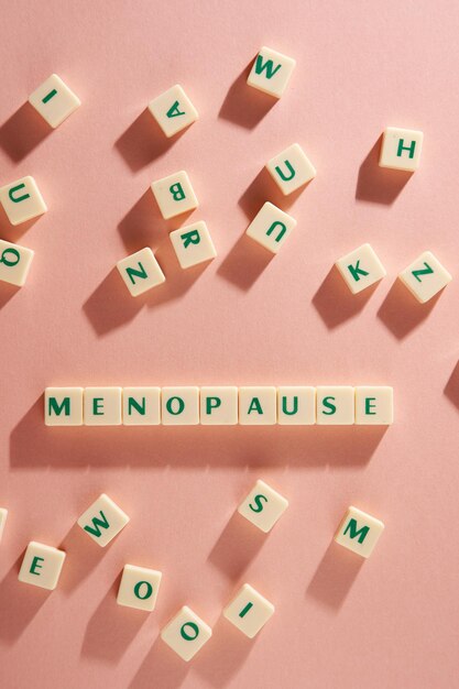 사진 테이블 위 에 있는 크로스 워드'menopause '의 높은 각도 뷰