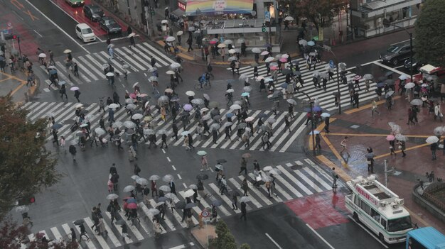 写真 雨の時の街中の群衆の高角度の景色