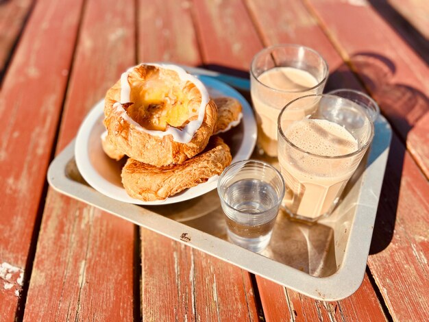 写真 テーブルの上のデンマーク料理とコーヒーの高角度のビュー