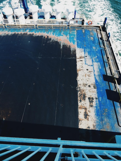 写真 海中の船の甲板の高角度の視点