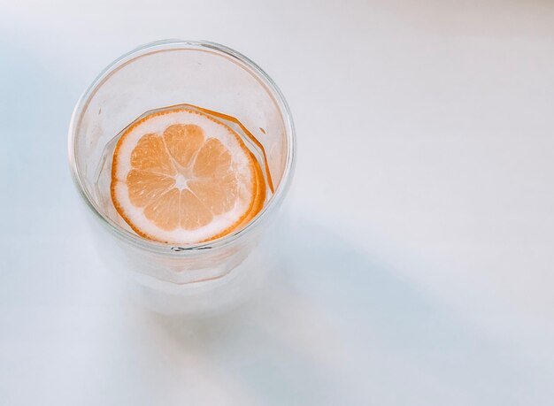 写真 白い背景のガラスの飲み物の高角度のビュー