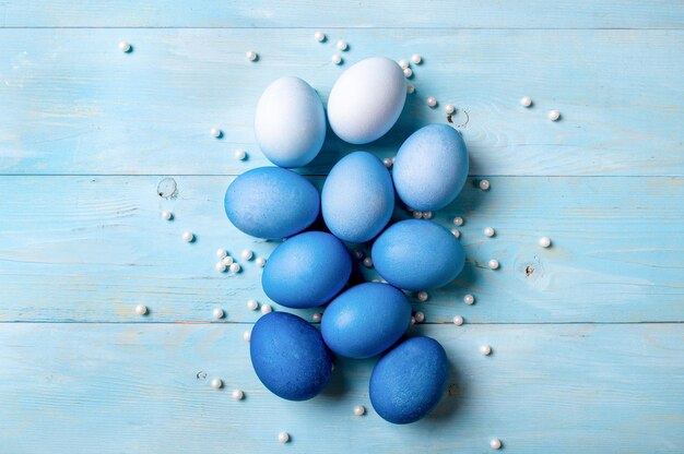 Фото Высокоугольный вид яиц в контейнере на столе