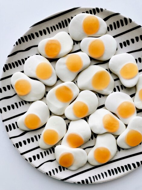 Фото Высокоугольный вид яиц на тарелке на столе