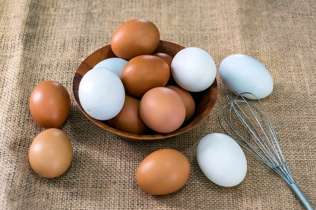 写真 テーブルの上の卵の高角度の視点