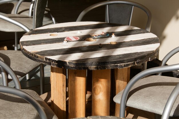 写真 レストランの空の椅子とテーブルの高角度のビュー