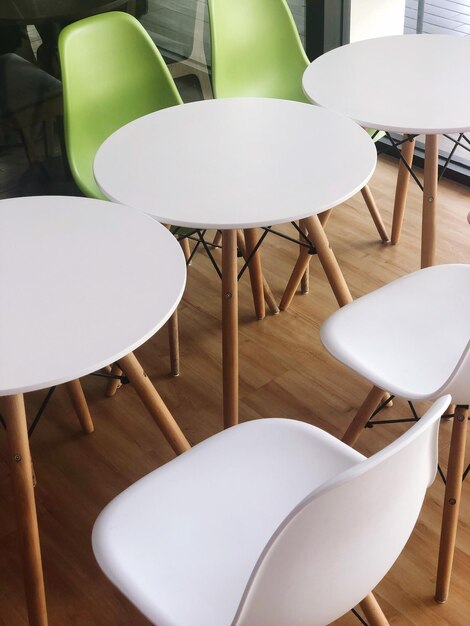 写真 レストランの空の椅子とテーブルの高角度のビュー