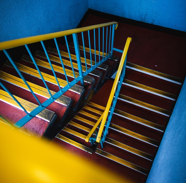 Фото Высокоугольный вид пустой лестницы