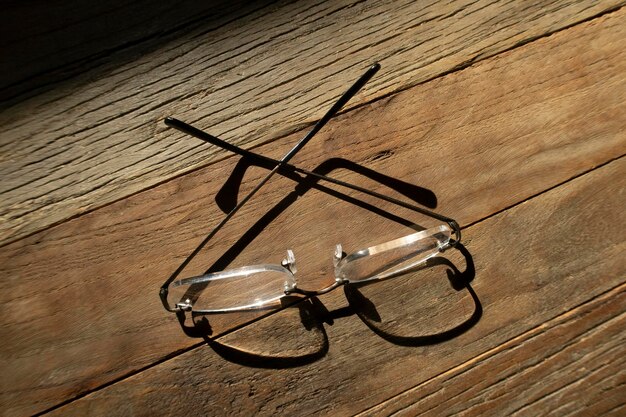 写真 テーブルの上の眼鏡の高角度のビュー