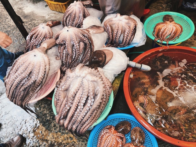 写真 市場で販売されている魚の高角度の視点