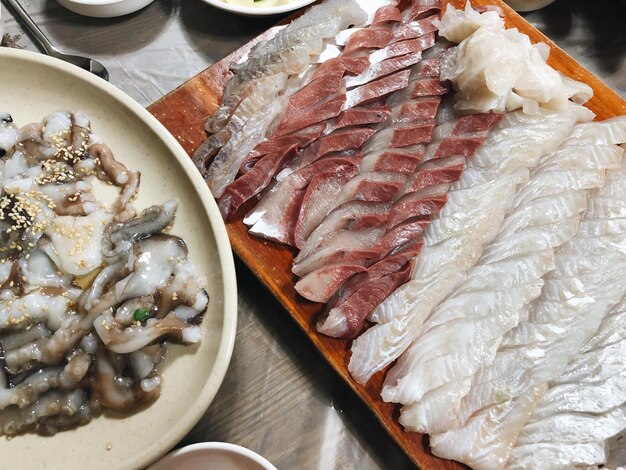 사진 테이블 위에 있는 접시에 있는 물고기의 높은 각도 시각