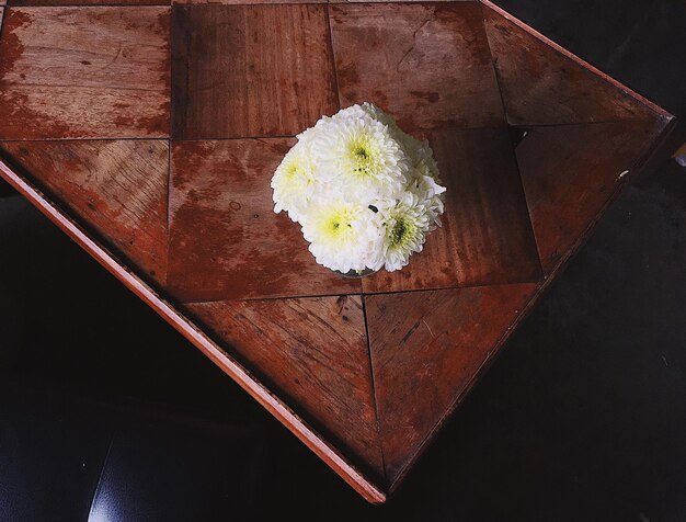 Фото Высокоугольный вид цветка на столе