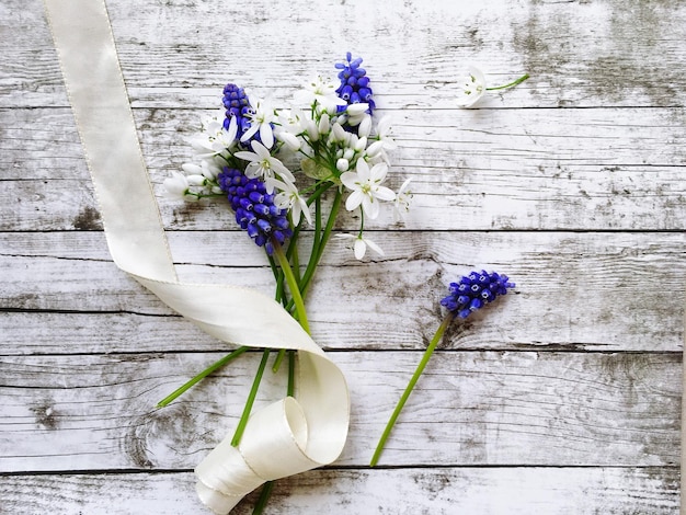 写真 テーブルの上にある花の植物の高角度の景色