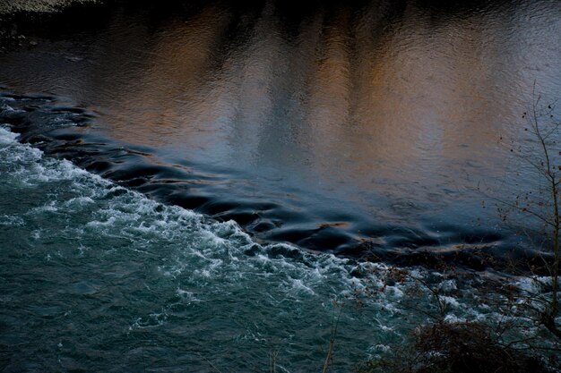 写真 流れる水の高角度の視点