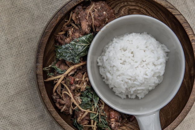 写真 鉢の中の食料の高角度の視点