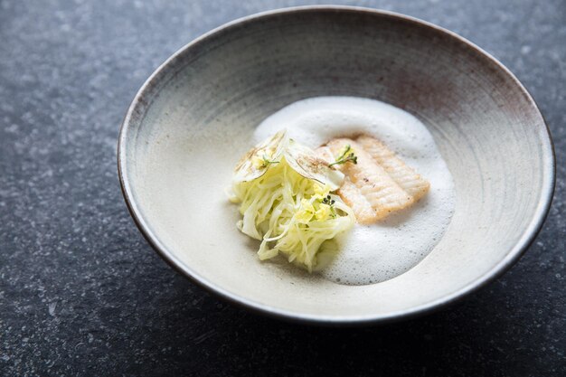 写真 鉢の中の食料の高角度の視点