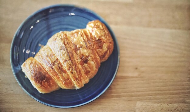 写真 テーブルの上の皿に置かれた食べ物の高角度の視点