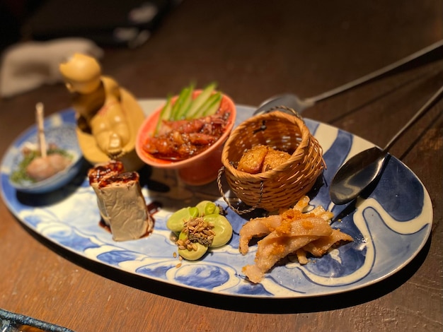 写真 テーブルの上の皿に置かれた食べ物の高角度の視点