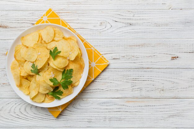 写真 テーブルの上の皿に置かれた食べ物の高角度の視点