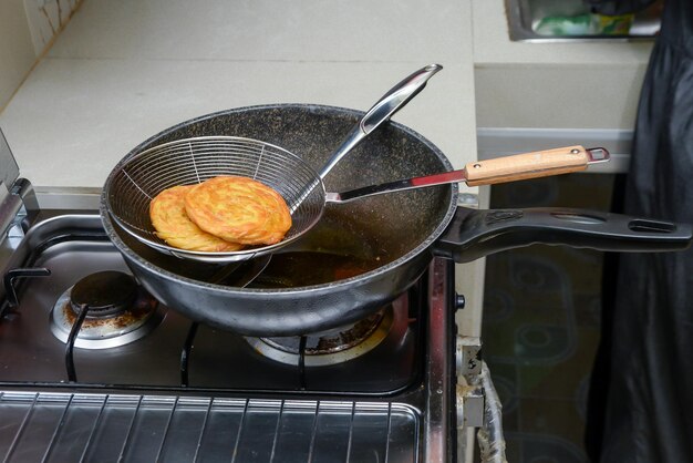 写真 ストーブ上の食料の高角度のビュー