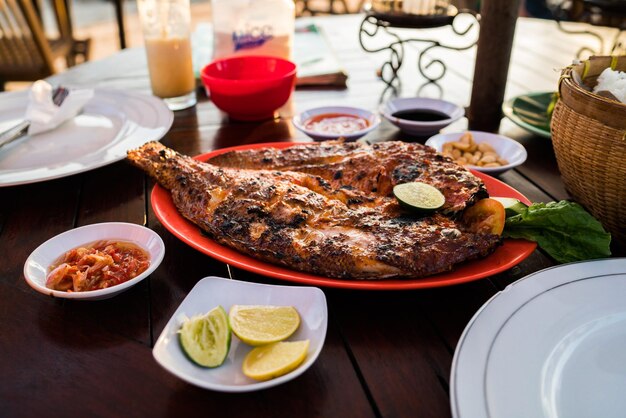 写真 テーブルの上の食料の高角度のビュー