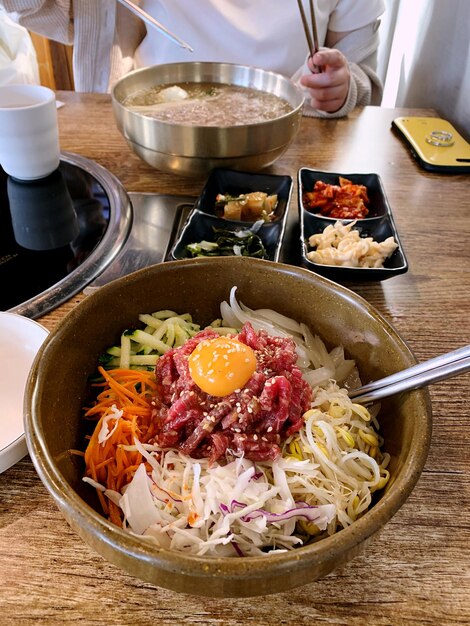 写真 テーブルの上の食料の高角度のビュー