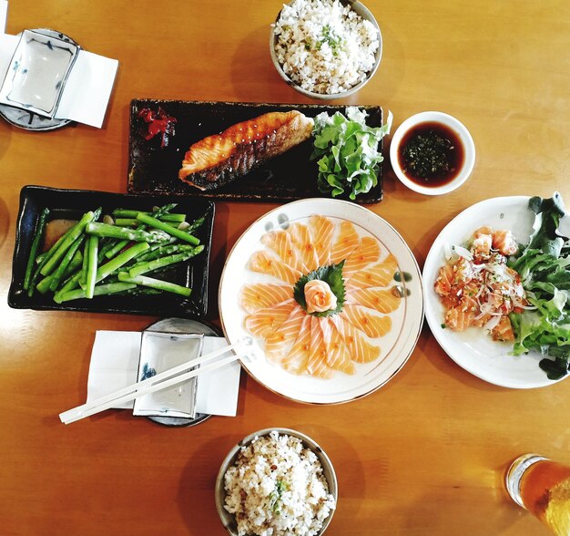 写真 テーブルの上の食料の高角度のビュー