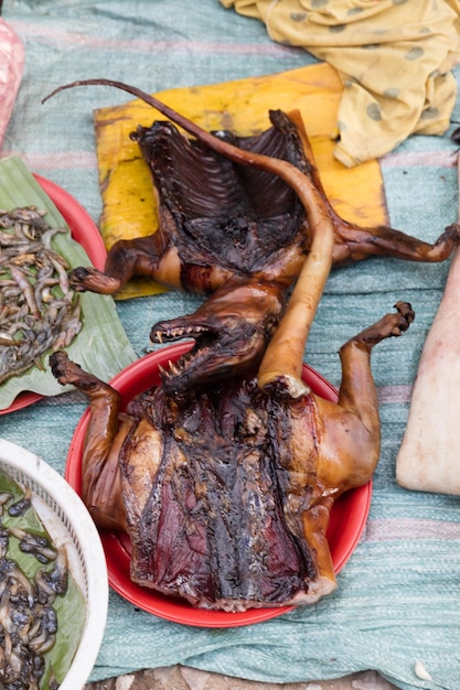 写真 テーブルの上の食料の高角度のビュー