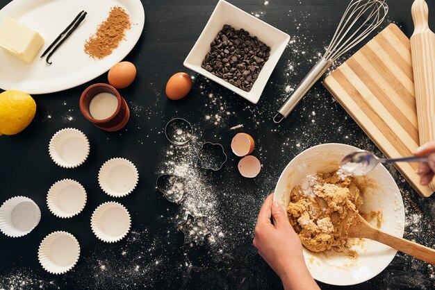 写真 テーブルの上の食料の高角度のビュー