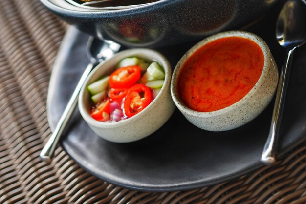 写真 テーブルの上の食料の高角度のビュー