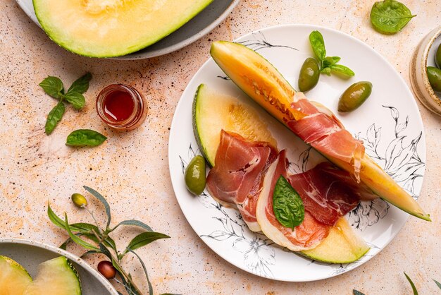 写真 テーブルの上の食料の高角度のビュー