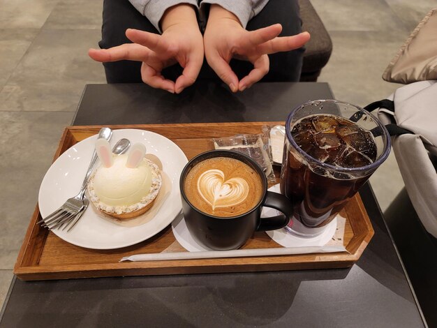 写真 テーブルの上の食料の高角度のビュー