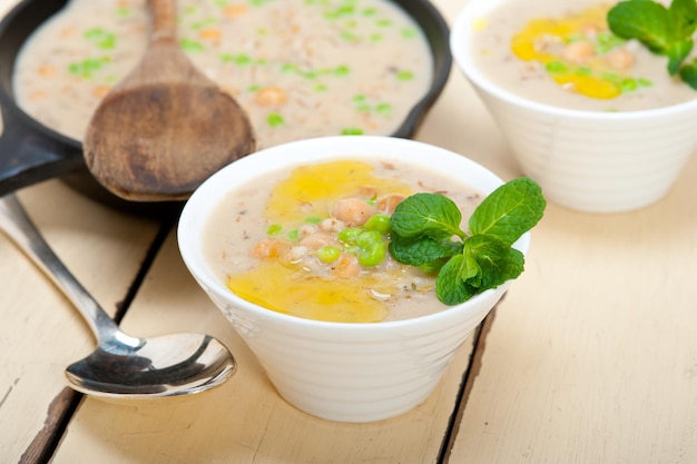 写真 テーブルの上の食料の高角度のビュー