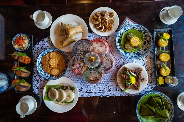 写真 テーブルの上の食料の高角度のビュー