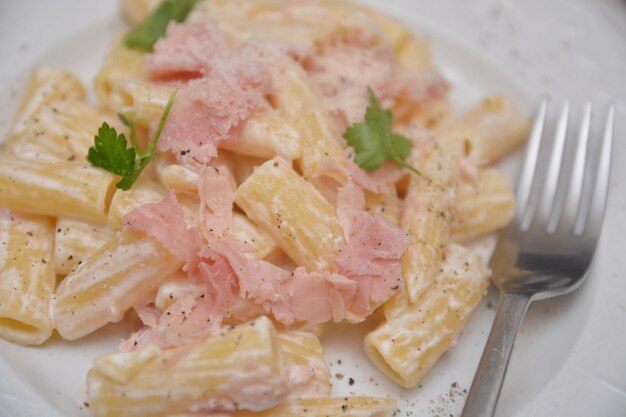 写真 プレートで提供される食べ物の高角度のビュー