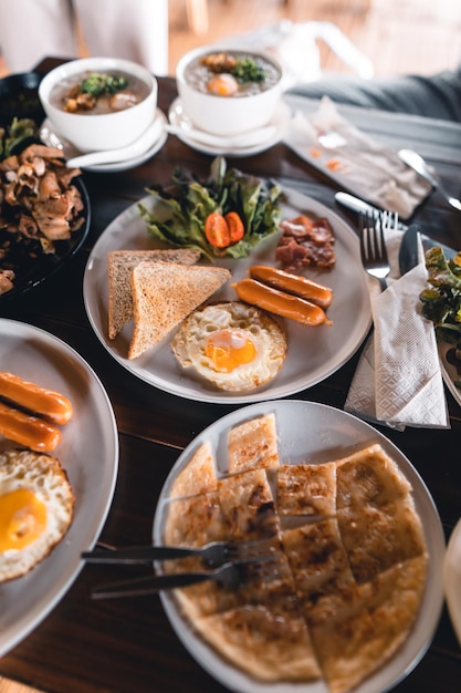 写真 テーブルの上で提供される食べ物の高角度のビュー